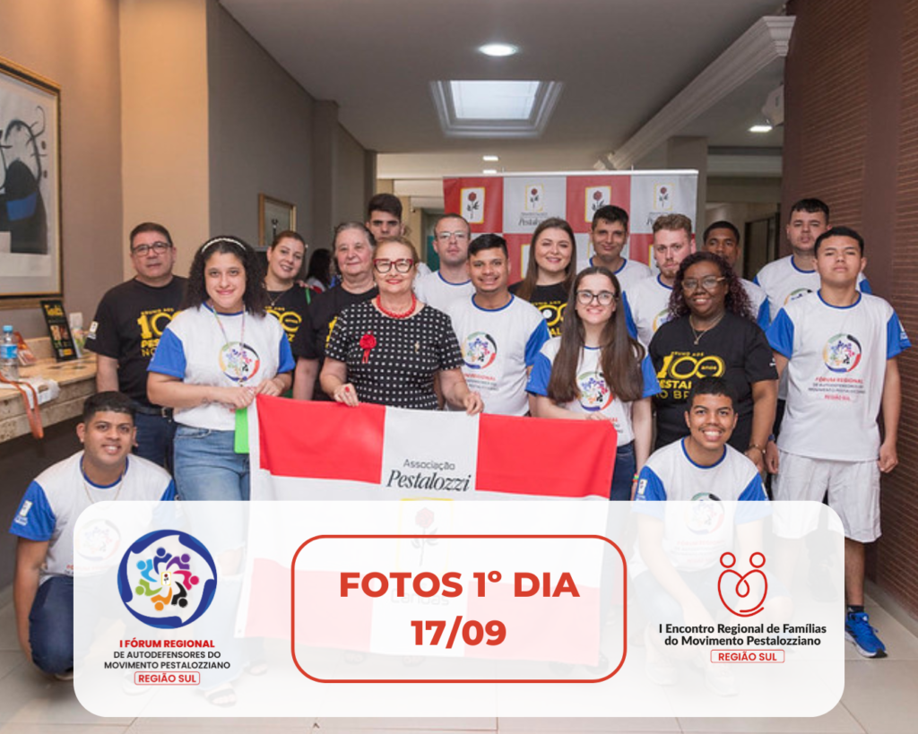 Fotomontagem com um grupo de pessoas atendidas com as presidentes da Fenapestalozzi. Há pessoas agachadas e em pé, que olham para a câmera. Na frente delas uma bandeira da Associação Pestalozzi de Canoas, nas cores vermelha e branca. Na parte inferior e branca, a marca do Fórum, "Fotos do 1º dia, 17/09" e a Marca do Encontro de Famílias.