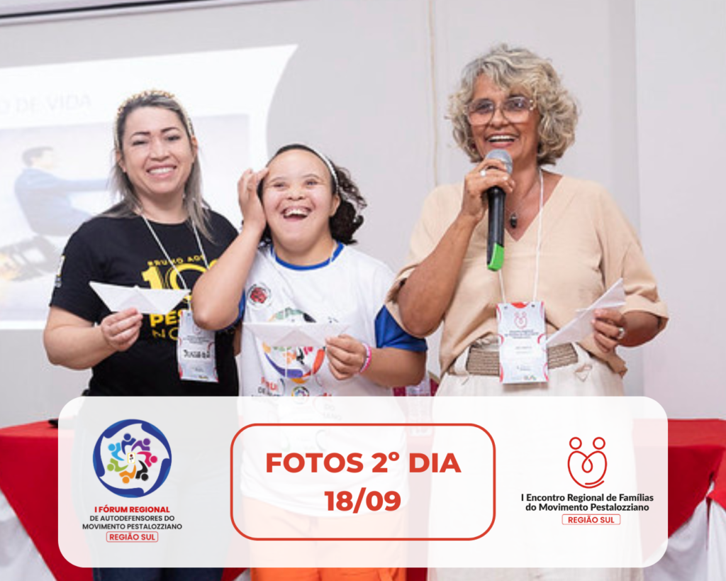 Fotomontagem com as participantes do evento. Três mulheres que sorriem e olham para a câmera durante uma atividade. À esquerda, há uma mulher branca, loira que veste uma camiseta preta; ao meio, uma mulher branca que veste uma camiseta branca com mangas azuis; à direita, uma mulher de cabelos grisalho, que usa óculos, está segurando um microfone.