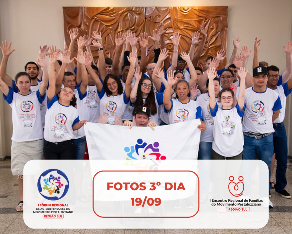 Fotomontagem com um grupo de autodefensores. Eles vestem uma camiseta branca com mangas azuis. À frente do grupo, uma bandeira do Monpad na cor branca. Na parte inferior e branca, a marca do Fórum, "Fotos do 1º dia, 18/09" e a Marca do Encontro de Famílias.