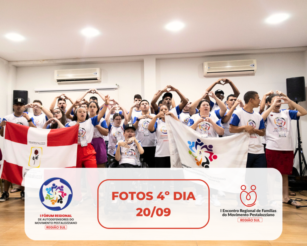 Fotomontagem com um grupo de autodefensores. Eles vestem uma camiseta branca com mangas azuis. À frente do grupo, uma bandeira do Monpad na cor branca e abandeira da Fenapestalozzi, nas cores branca e vermelha. Na parte inferior e branca, a marca do Fórum, "Fotos do 4º dia, 20/09" e a Marca do Encontro de Famílias.