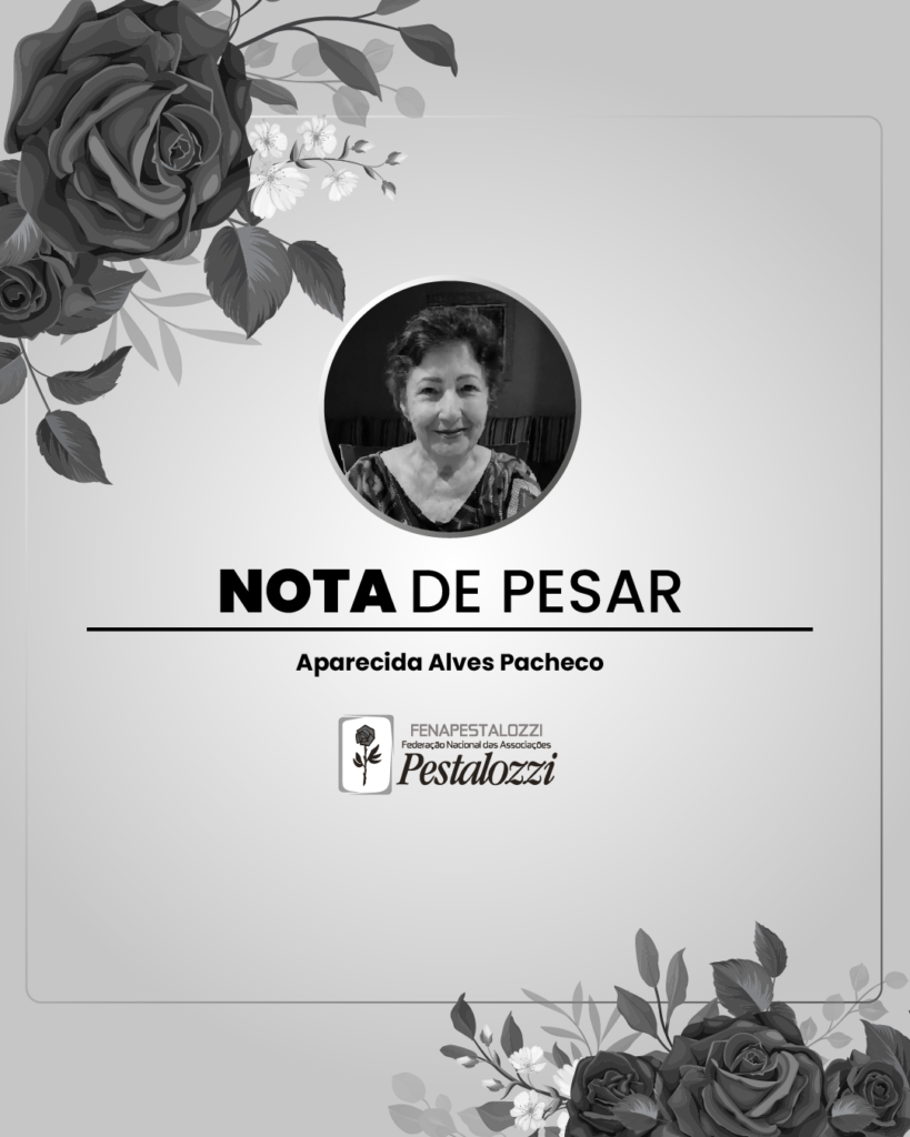 Arte em cor cinza com texto alternativo: "Nota de pesar. Aparecida Alves Pacheco" Há nos canto superior esquerdo e no canto inferior direito, um arranjo com botões de roseira na cor cinza. Na parte superior central, a foto de Aparecida Pacheco em um círculo. Aparecida é uma mulher branca, de cabelos curtos e lisos. Ela sorri para a câmera. No canto inferior direito, a assinatura da Federação Nacional das Associações Pestalozzi e o ícone do Movimento Pestalozziano: um botão de rosa com caule e folhas envolvido em uma moldura. Este está, também, na cor cinza.