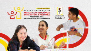 Fotomontagem: Fundo branco com texturas abstratas nas cores amarela e vermelha na parte superior esquerda o logotipo da campanha (iconografia em linhas de duas pessoas à esquerda em menor tamanho na cor vermelha e à direita na cor amarela em tamanho maior, ambas com os braços levantados, contém texto “21 a 28 de agosto: Semana Nacional da Pessoa com Deficiência Intelectual e múltipla | Projeto de vida, uma construção permanente”. Abaixo a colagem em recorte das fotos de três pessoas à esquerda uma jovem branca de cabelos longos usando uma tiara de pérolas, ela tem olhos claros e sorri usa camisa azul escuro, a sua direita o recorte de outra fotografia, uma jovem de cabelos pretor cacheados, pele parda, sorridente com olhar voltado para a esquerda usando um colete branco e camiseta amarela com gola vermelha, à direita a colagem da foto de uma criança, menino de pele parda, cabelos curtos, usando camiseta branca, ele está voltado para a direita sorrindo. No rodapé à esquerda o logotipo da Fenapestalozzi. 