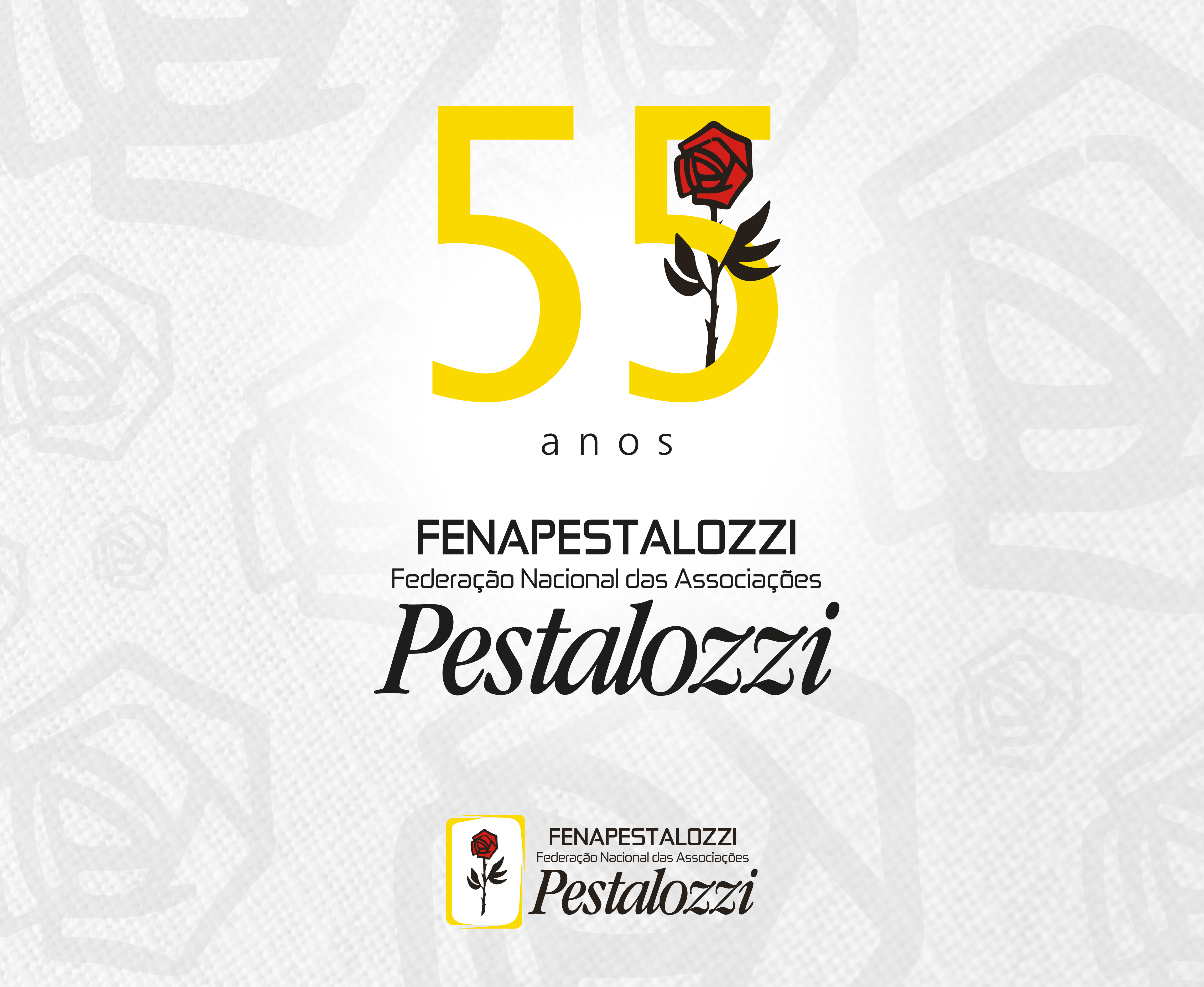 Em um fundo cinza claro com um padrão sutil de rosas estilizadas, o número 55 aparece em destaque, em uma cor amarela vibrante. O primeiro "5" é um algarismo simples, enquanto o segundo é artisticamente substituído por uma rosa vermelha com um caule e duas folhas verdes, que se encaixa perfeitamente na forma do número. Abaixo do número, a palavra "anos" está escrita em letras minúsculas. Na parte inferior do banner, está o logotipo da instituição. A palavra "FENAPESTALOZZI" é escrita em letras maiúsculas, com o nome completo "Federação Nacional das Associações" acima, em um tamanho menor. Por fim, o nome "Pestalozzi" se destaca, escrito em uma fonte cursiva. A paleta de cores inclui amarelo, vermelho, verde e tons de cinza.