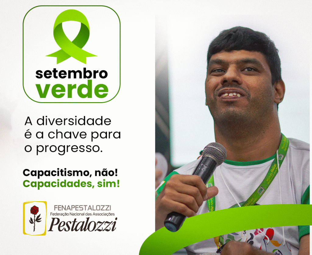 Banner do Setembro Verde. No lado esquerdo, em um fundo branco, há um logo com uma fita verde, simbolizando a conscientização. Abaixo da fita, lê-se "setembro verde". Abaixo, o texto "A diversidade é a chave para o progresso. Capacitismo, não! Capacidades, sim!". Mais abaixo, o logo da FENAPESTALOZZI, com uma rosa vermelha. No lado direito da imagem, um homem com deficiência, de pele morena, cabelo escuro e barba por fazer, sorri enquanto fala em um microfone. Ele veste uma camisa branca e verde. O fundo da imagem é verde, com uma faixa verde escura curva na parte inferior.
